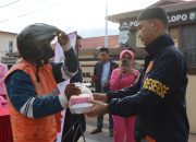 Bersama Personil,  Kasat Reskrim Polres Palopo Bagi Takjil Jelanh Buka Puasa