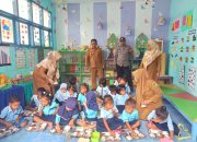 Bhabinkamtibmas Polsek Pamboang Polres Majene Dampingi Penyaluran Makanan Bergizi Gratis untuk Anak TK di Bababulo