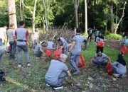 Polres Maros Bersih-Bersih di Taman Wisata Alam Bantimurung, Tindaklanjuti Program Presiden