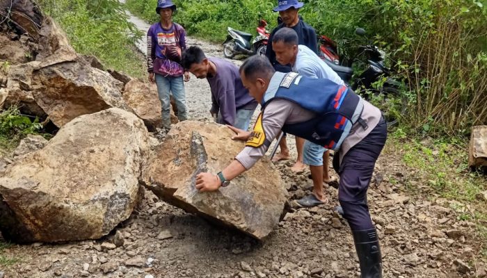 Bhabinkamtibmas Polres Tana Toraja Gerak Cepat Bersama Warga Bersihkan Longsor di Rano, Akses Jalan Kembali Normal