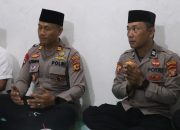 Kapolsek Sesean Polres Torut Iptu Anton Tonapa Berbagi Takjil di Masjid Husain Mu’minim To Karau, Kelurahan Pallawa