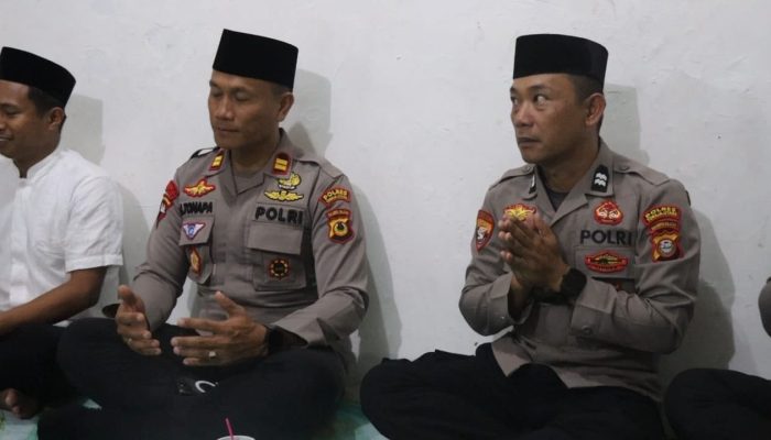 Kapolsek Sesean Polres Torut Iptu Anton Tonapa Berbagi Takjil di Masjid Husain Mu’minim To Karau, Kelurahan Pallawa