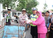 Polres Jeneponto dan Bhayangkari Bagikan Takjil, Imbau Masyarakat Tertib Lalu Lintas