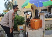 Kapolres Sinjai Pimpin Baksos: Berbagi Sembako dan Takjil di Jalan, Wujud Kepedulian di Bulan Suci Ramadhan.