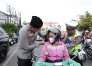 Jelang Buka Puasa, Satlantas Polres Gowa Bagikan Helm Gratis dan Edukasi Keselamatan Berkendara Ke pengguna jalan