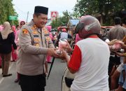 Kapolres Selayar dan Ketua Bhayangkari Turun ke Jalan, Ribuan Takjil Dibagikan untuk Warga di Depan Mapolres
