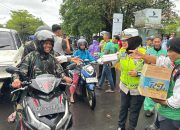 Samsat Gowa Bagikan Takjil kepada Pengguna Jalan Jelang Waktu Berbuka Puasa