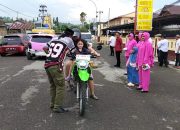 Jelang Berbuka, Sat Intelkam Polres Sinjai Bersama Bhayangkari Bagikan Takjil Gratis di Depan Mapolres.