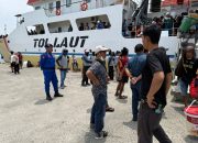 Ratusan Penumpang KM Sabuk Nusantara 93 Tiba di Majene , Sat Polair Polres Majene Maksimalkan Pengamanan Arus Mudik