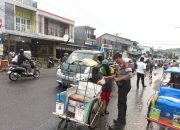 Peringati HUT Korps Samapta Bhayangkara ke-74, Sat Samapta Polres Majene Berbagi Takjil kepada Pengguna Jalan