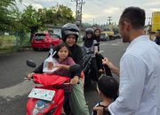 Indahnya Berbagi dibulan Ramadhan, Sat Reskrim Polres Sinjai Bagikan Takjil Kepada Pengguna Jalan.