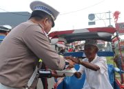 Ramadhan Penuh Berkah, Sat Lantas Polres Sinjai Bersama Bhayangkari Berbagi Takjil Gratis untuk Pengguna Jalan