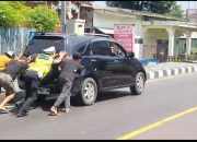 Aksi Sigap Polisi di Parepare Bantu Dorong Mobil Mogok, Wujud Pelayanan Prima Kepada Masyarakat