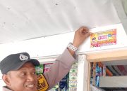 Permudah Akses Layanan Pengaduan, Bhabinkamtibmas Polres Parepare Tebar Stiker Call Center 110