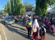 Commander Wish Pagi, Satlantas Polres Bone Bantu Seberangkan Anak Sekolah