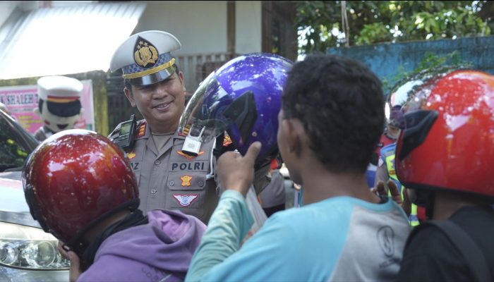 Peduli Keselamatan, Kapolres Gowa Turun Langsung Bagikan Helm Gratis di Jalan