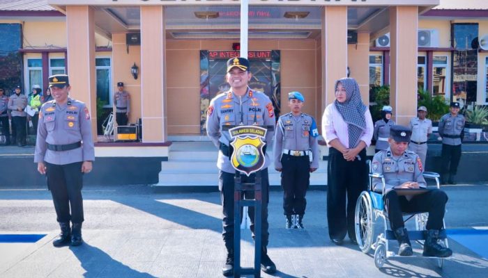 Air Mata dan Pelukan Hangat Kapolres Sidrap Lepas Personelnya Berpindah Tugas