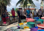 Program Polisi Penolong Polres Maros Salurkan Bantuan Air Bersih Ke Sejumlah Lokasi Terdampak Kekeringan Di Maros