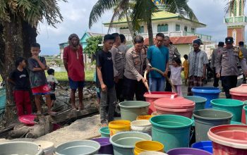 Program Polisi Penolong Polres Maros Salurkan Bantuan Air Bersih Ke Sejumlah Lokasi Terdampak Kekeringan Di Maros