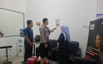 Bhabinkamtibmas Sebar Stiker Call Center 110, Permudah Warga Kampung Baru Akses Layanan Polisi