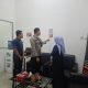 Bhabinkamtibmas Sebar Stiker Call Center 110, Permudah Warga Kampung Baru Akses Layanan Polisi