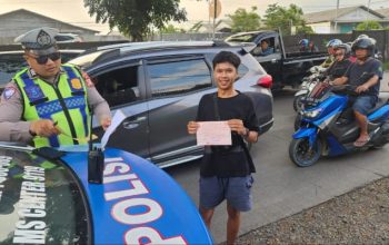Sat Lantas Polrestabes Makassar Beri Tilang Teguran kepada Pengendara Lawan Arus dan Tidak Memakai Helm di Jl. Ir. Sutami