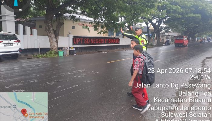 Hujan Tak Halangi Personel Satlantas Polres Jeneponto Beri Pelayanan Maksimal untuk Masyarakat
