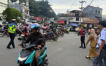 Aksi Humanis Satlantas dan Satsamapta, Polisi Bantu Pelajar dan Tertibkan Lalu Lintas di Pagi Hari