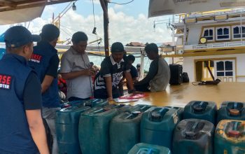 Pengawasan Ketat BBM Subsidi, Unit Tipidter Sat Reskrim Polres Sinjai Cek Penggunaan Solar Kapal Nelayan.