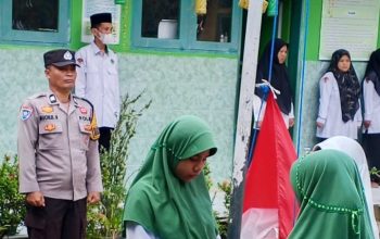 Bhabinkamtibmas Polsek Banggae Jadi Pembina Upacara, Tanamkan Disiplin dan Anti-Bullying di MI DDI Segeri Majene
