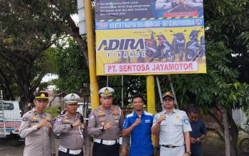 Kasat Lantas Polres Jeneponto Bersama Instansi Terkait Pasang Baliho Himbauan Kamseltibcarlantas