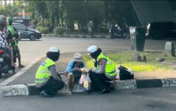 Di Tengah Kesibukan Pengaturan Lalu Lintas, Kasat Lantas Polrestabes Makassar Berikan Bantuan Kepada Warga Yang Kurang Mampu