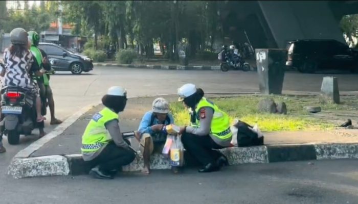 Di Tengah Kesibukan Pengaturan Lalu Lintas, Kasat Lantas Polrestabes Makassar Berikan Bantuan Kepada Warga Yang Kurang Mampu