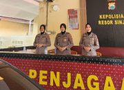 Polwan Polres Sinjai Hadir di Garis Depan Saat Sholat Jum’at Berlangsung.