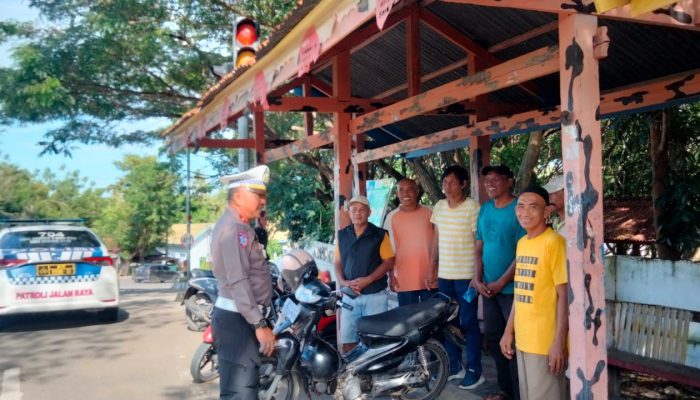 Satlantas Polres Jeneponto Berikan Imbauan kepada Tukang Ojek: Lengkapi Surat dan Pakai Helm SNI