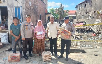 Kapolsek Pasimasunggu Berikan Bantuan untuk Korban Kebakaran Rumah di Bontobulaeng