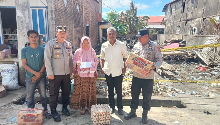 Kapolsek Pasimasunggu Berikan Bantuan untuk Korban Kebakaran Rumah di Bontobulaeng