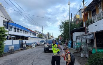 Aksi Polwan Sidrap Nyebrangin Anak di Jalan Dapat Apresiasi Warga