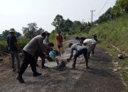 Bhabinkamtibmas Kambo Aktif Dampingi Warga Gotong Royong Dan Amankan Kegiatan Masyarakat