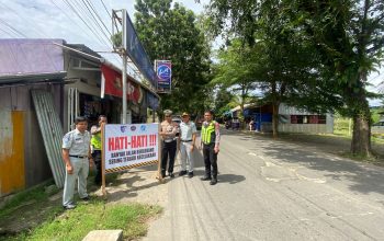 Tingkatkan Kesadaran Tertib Berlalulintas,  Kasat Lantas Bersama Instansi Terkait Melakukan Pemasangan Baliho Himbauan