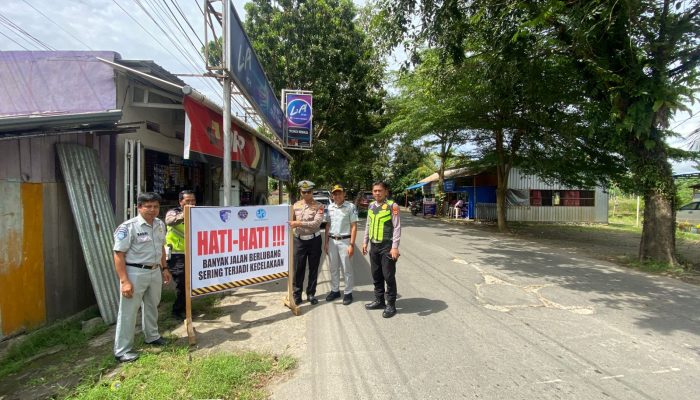 Tingkatkan Kesadaran Tertib Berlalulintas,  Kasat Lantas Bersama Instansi Terkait Melakukan Pemasangan Baliho Himbauan