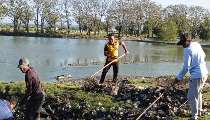 Sambut HUT Bhayangkara Ke-80, Polsek dan Instansi Pemerintahan Arungkeke Gelar Aksi Bersih-bersih Pantai