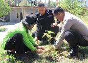 Sambut Hari Bhayangkara ke-80, Wakapolres Majene Pimpin Penanaman Pohon di Ponpes Hidayatullah sebagai Wujud Kepedulian Lingkungan