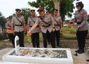Jelang HUT Bhayangkara ke 80, Kapolres Palopo Bersama Personil Laksanakan Ziarah ke TMP