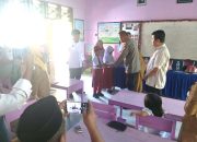 Kapolsek Sendana Hadiri Penyaluran Perdana Program Makan Bergizi Gratis di Tammerodo, Serahkan Langsung Paket MBG kepada Penerima Manfaat