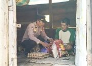 Sentuhan Kemanusiaan Polisi di Sendana, Ipda Ismail Bantu Lansia Pemulung yang Hidup Sebatang Kara