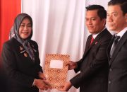 Peringati HUT Bhayangkara ke-80, Bupati Majene Berikan Penghargaan kepada Tim Reskrim Polres Majene