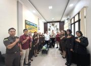 Kejari Majene Beri Surprise Hari Bhayangkara ke-80, Pererat Sinergi Penegakan Hukum Bersama Polres Majene