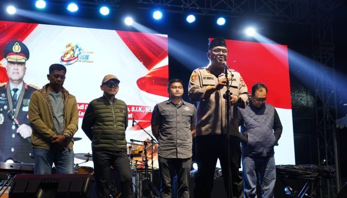 Panggung Gembira HUT Bhayangkara ke‑80 Polda Sulbar Banjir Pengunjung, Charly Van Houten Buat Suasana Stadion Manakarra Makin Meriah