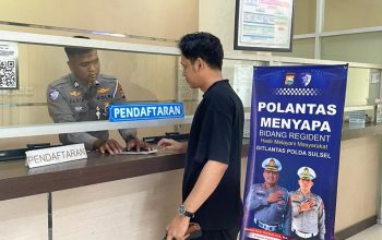 Personel Samsat Sudiang Berikan Pelayanan Humanis kepada Wajib Pajak